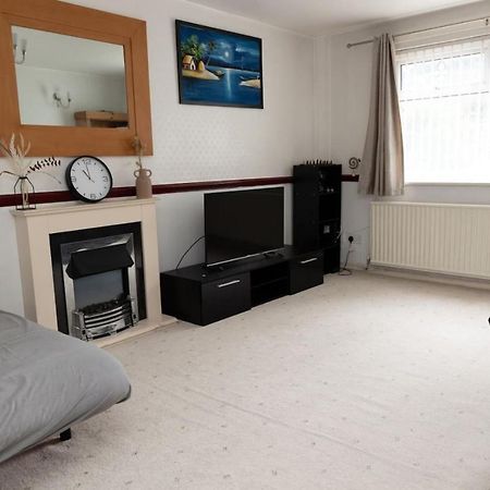 3 Bed Home Sleeps 8 People Located 1 Min From Train Stop - Otley Terrace Oldham Ngoại thất bức ảnh