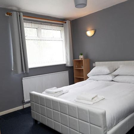 3 Bed Home Sleeps 8 People Located 1 Min From Train Stop - Otley Terrace Oldham Ngoại thất bức ảnh