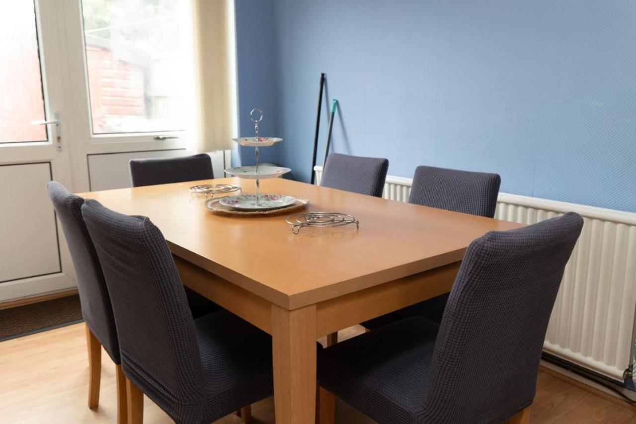 3 Bed Home Sleeps 8 People Located 1 Min From Train Stop - Otley Terrace Oldham Ngoại thất bức ảnh