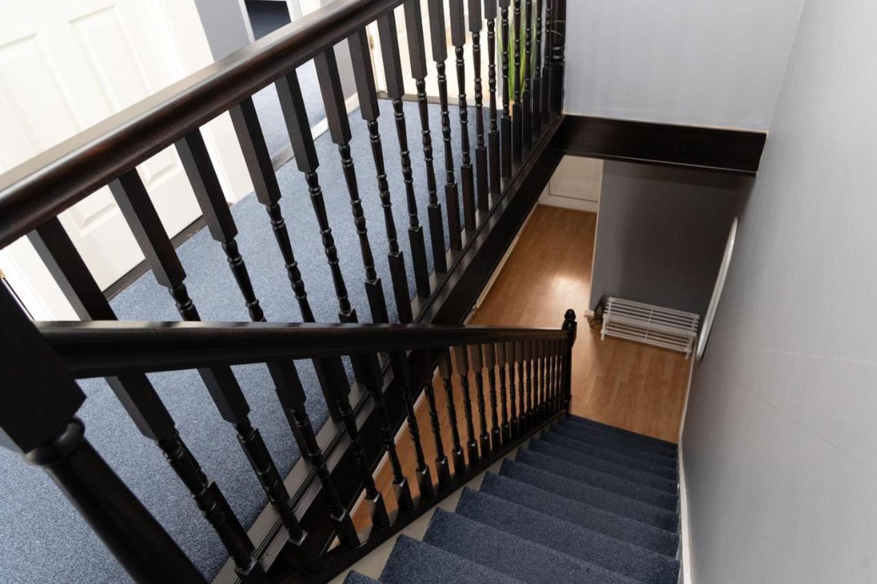 3 Bed Home Sleeps 8 People Located 1 Min From Train Stop - Otley Terrace Oldham Ngoại thất bức ảnh