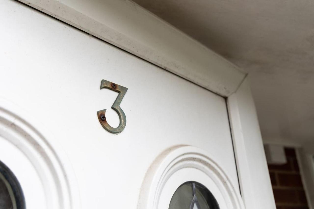3 Bed Home Sleeps 8 People Located 1 Min From Train Stop - Otley Terrace Oldham Ngoại thất bức ảnh