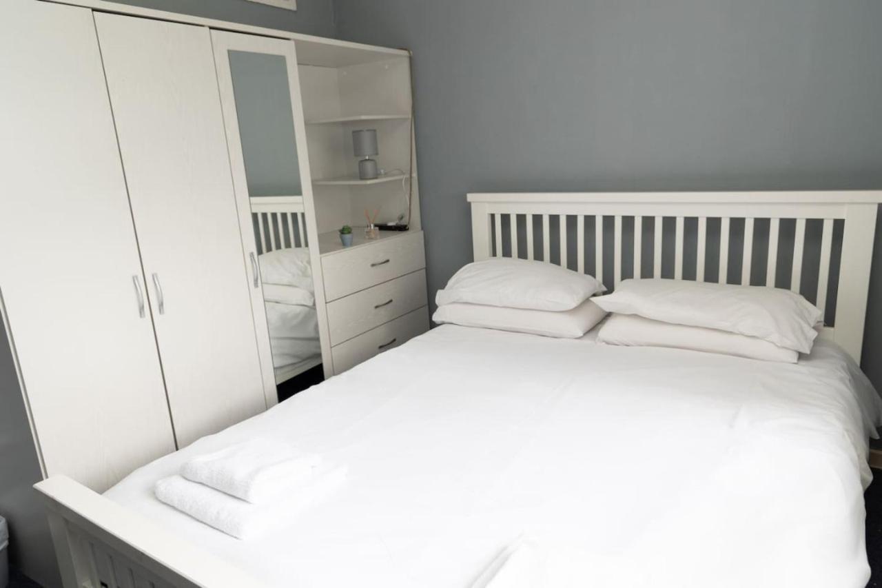 3 Bed Home Sleeps 8 People Located 1 Min From Train Stop - Otley Terrace Oldham Ngoại thất bức ảnh
