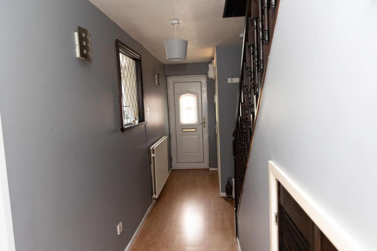 3 Bed Home Sleeps 8 People Located 1 Min From Train Stop - Otley Terrace Oldham Ngoại thất bức ảnh