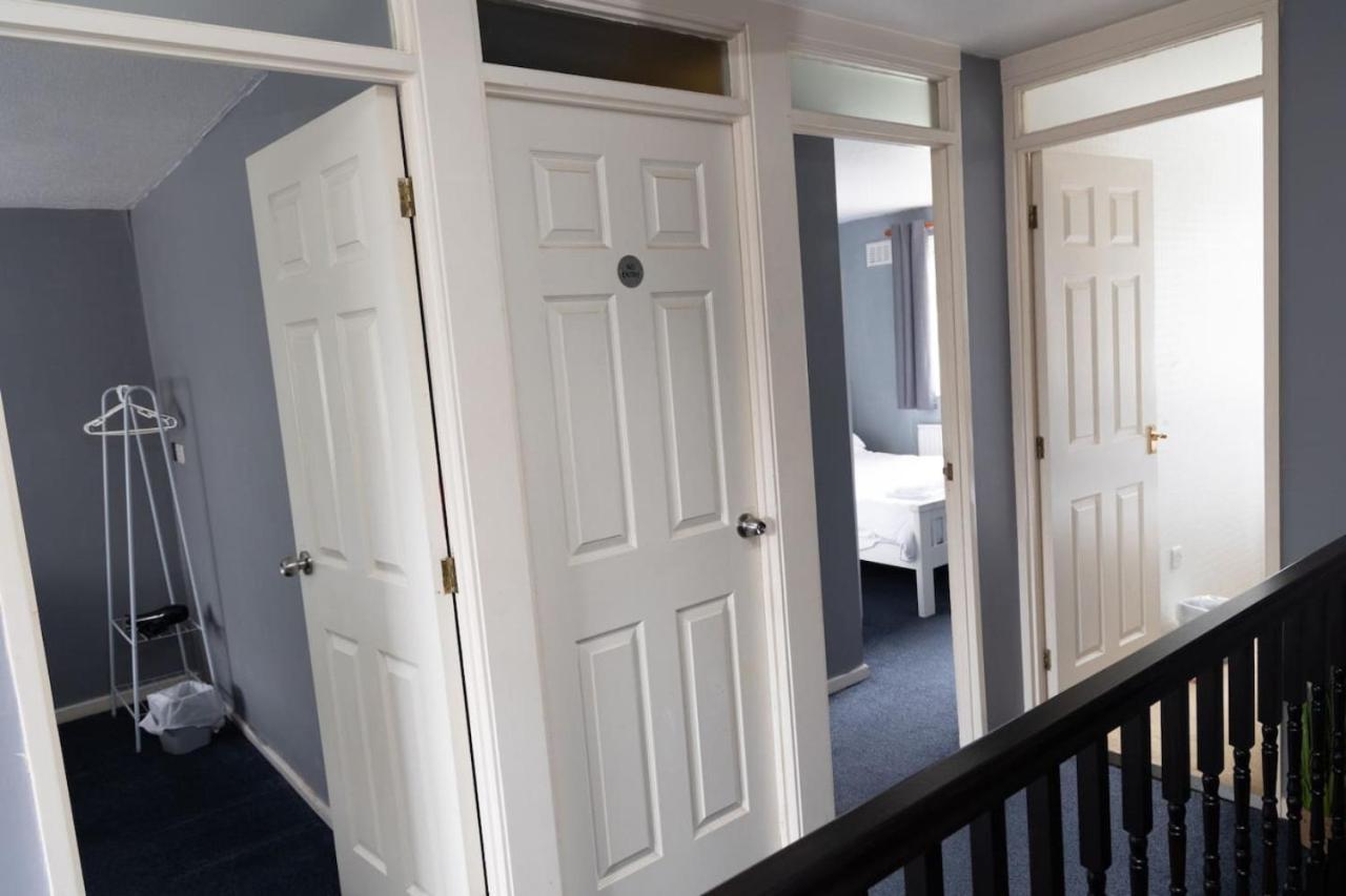 3 Bed Home Sleeps 8 People Located 1 Min From Train Stop - Otley Terrace Oldham Ngoại thất bức ảnh