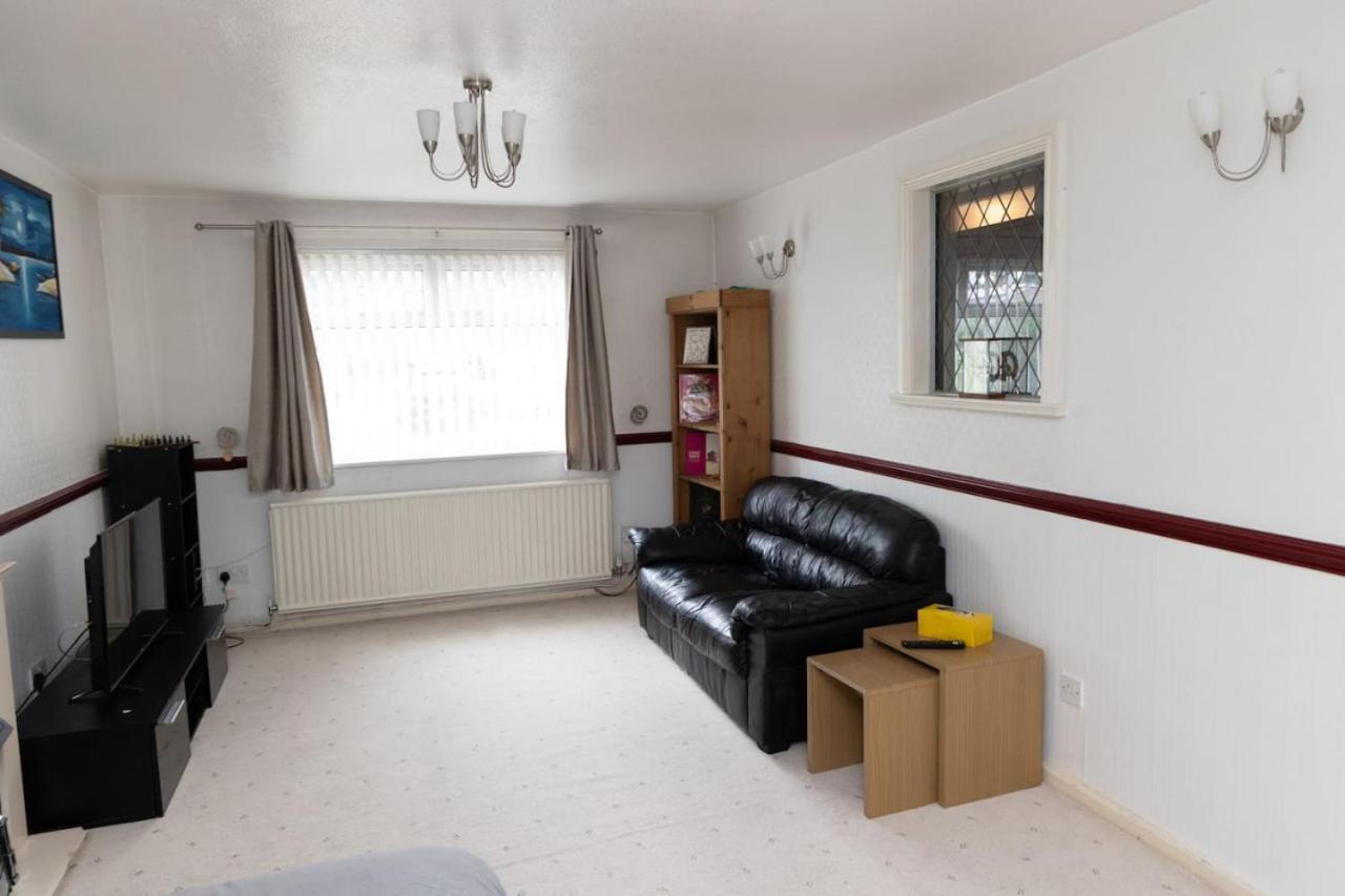 3 Bed Home Sleeps 8 People Located 1 Min From Train Stop - Otley Terrace Oldham Ngoại thất bức ảnh