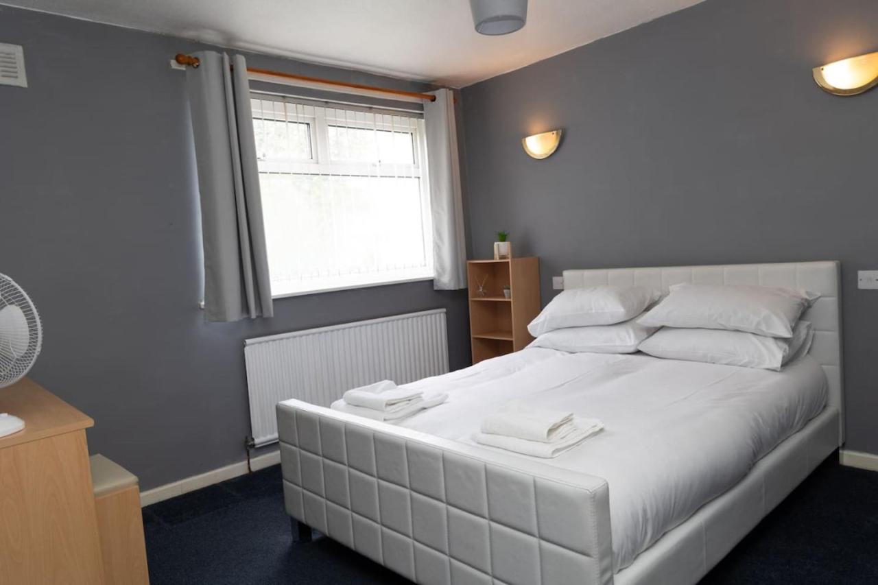 3 Bed Home Sleeps 8 People Located 1 Min From Train Stop - Otley Terrace Oldham Ngoại thất bức ảnh