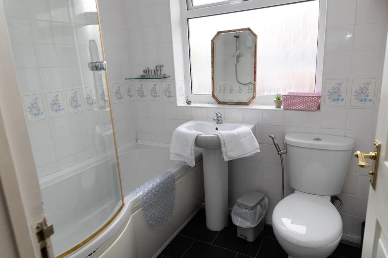 3 Bed Home Sleeps 8 People Located 1 Min From Train Stop - Otley Terrace Oldham Ngoại thất bức ảnh